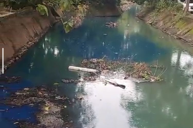 Bikin Geger Warga! Air Kali RawaLumbu Bekasi Mendadak Berwarna Biru